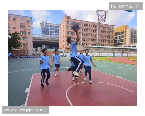夏日阳光下的篮球少年们激情挥洒汗水与梦想的青春故事