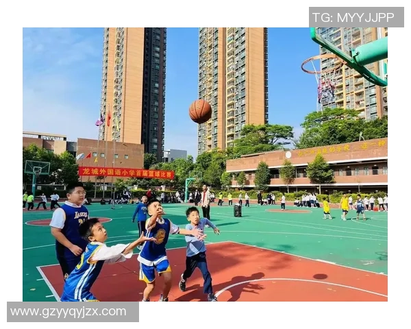 小学生热爱篮球的快乐时光与成长故事